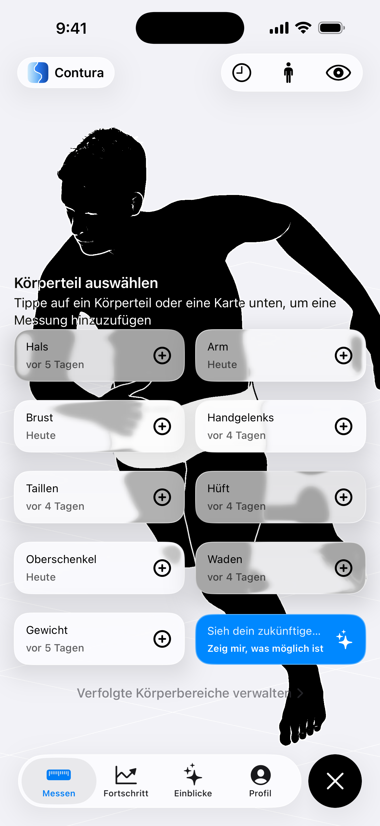 Benutzeroberfläche zur Körpermaß-Erfassung in der Contura-App mit einer 3D-Silhouette eines athletischen Mannes in einer Läufer-Pose, überlagert mit anwählbaren Karten zur Aufzeichnung von Umfängen für Hals, Brust, Taille und Oberschenkel sowie einer Schaltfläche für die Zukunftsprognose.